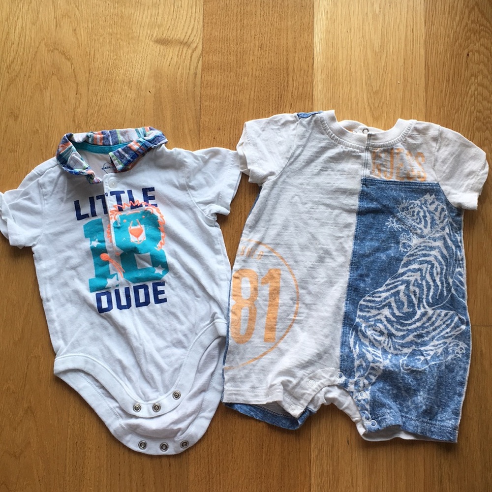 Used in great condition 2 baby outfits. Size 3-6m